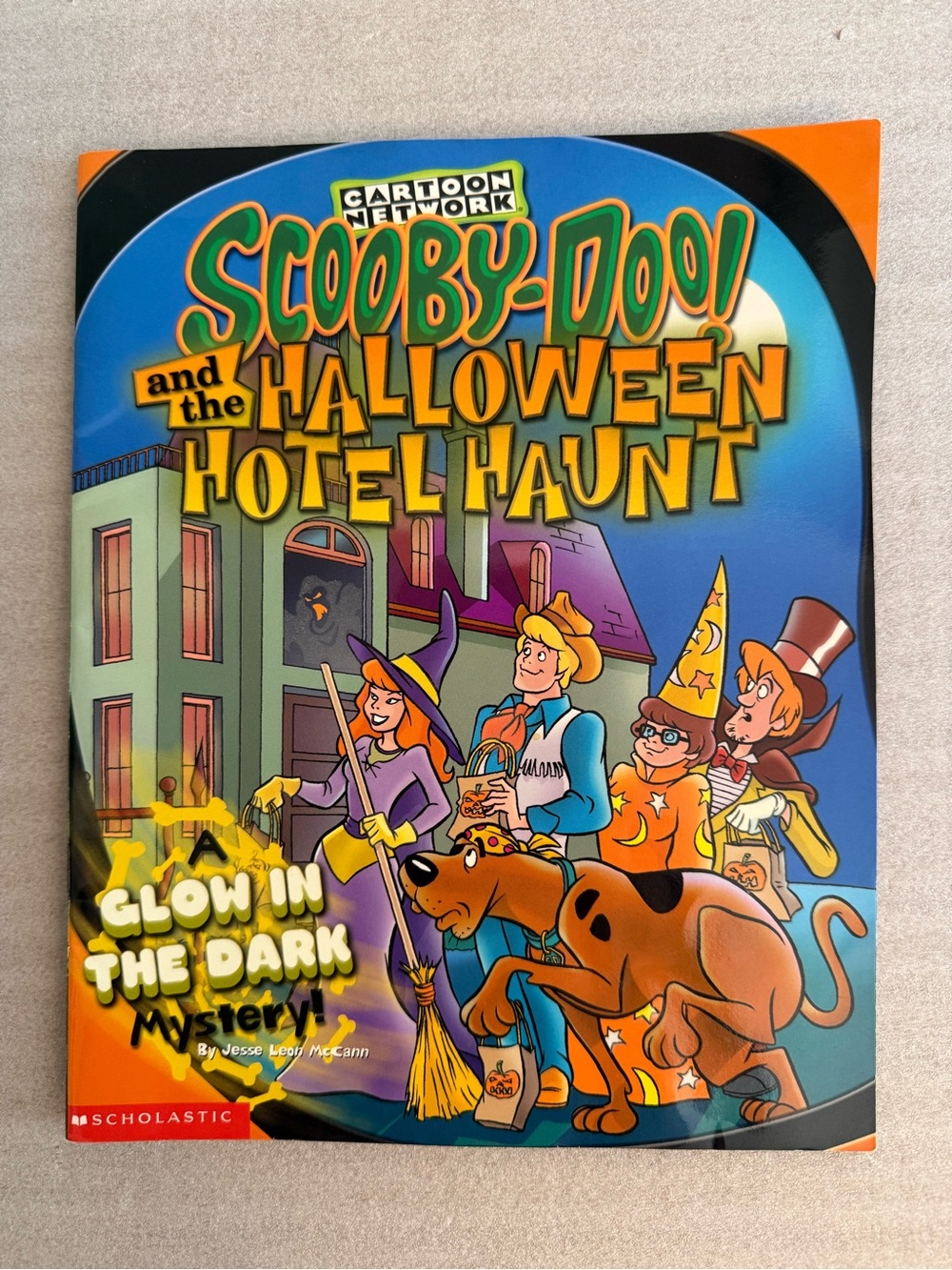 1999 Scooby Doo And the Halloween Hotel Haunt Book